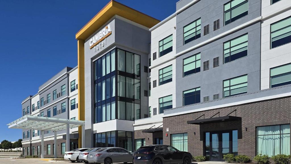 twee auto's geparkeerd voor een gebouw bij Cambria Hotel Northlake Conference Center - Roanoke in Northlake