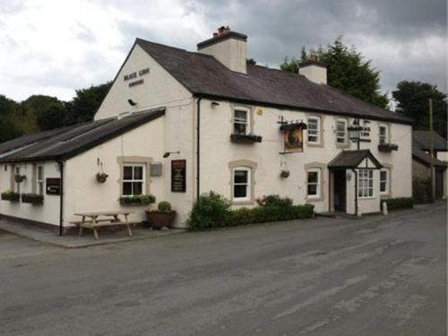 Llanfair TalhaiarnにあるThe Black Lionの白い建物