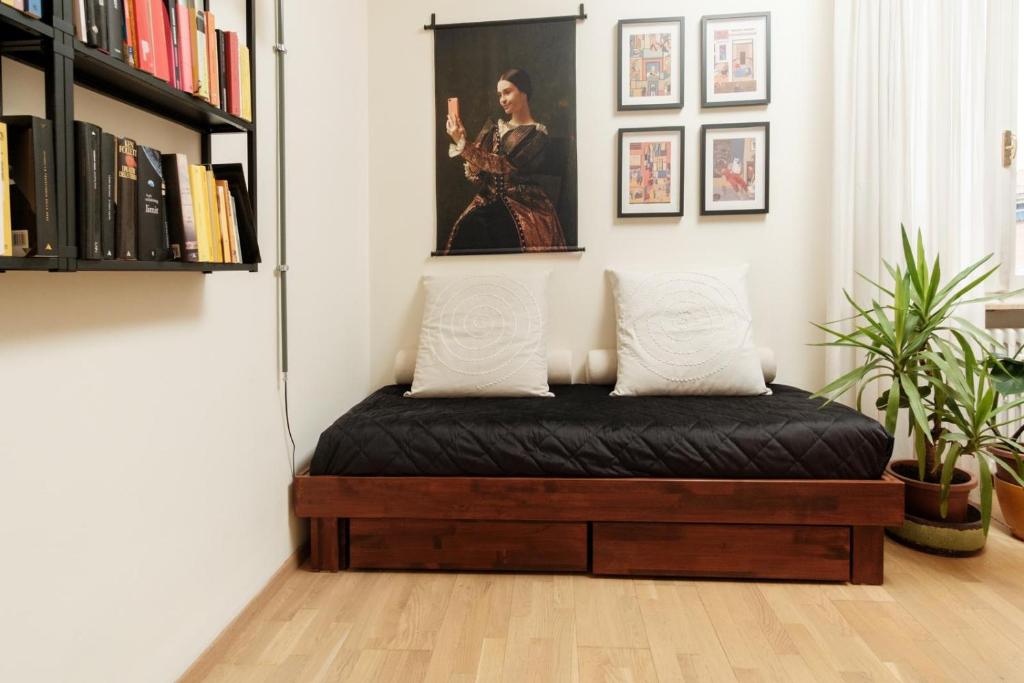 a bed in a room with a picture on the wall at Tra le case di Reggio - Pisacane in Reggio Emilia