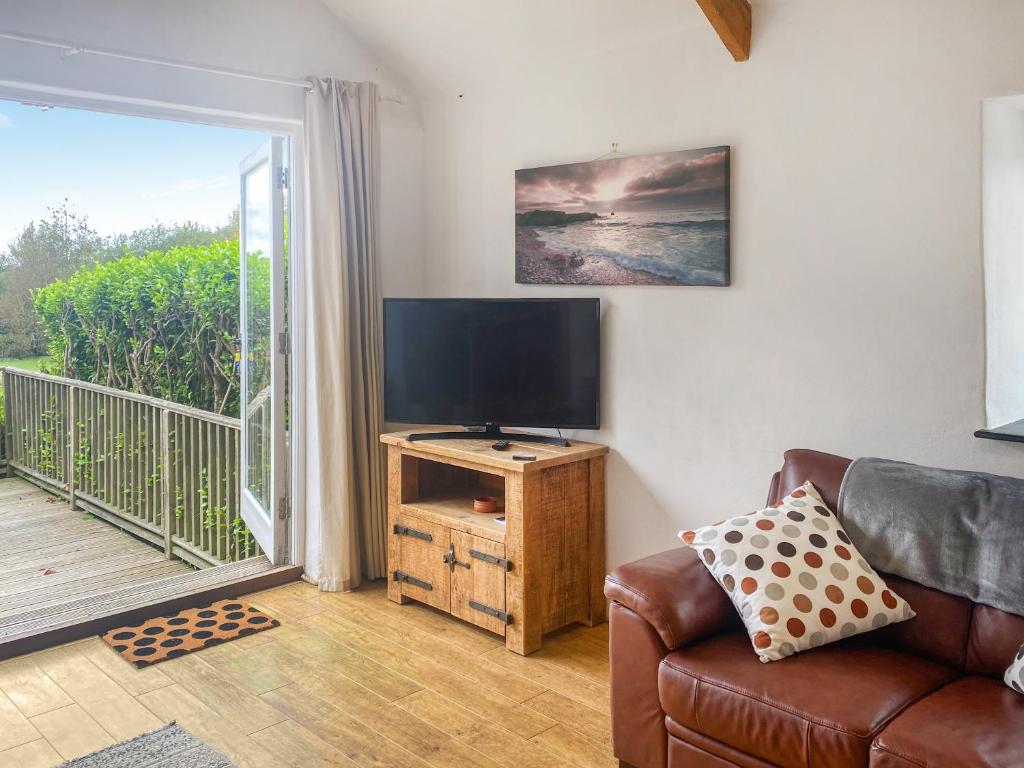 ポーツカソにあるSwallowsのソファと薄型テレビのあるリビングルーム