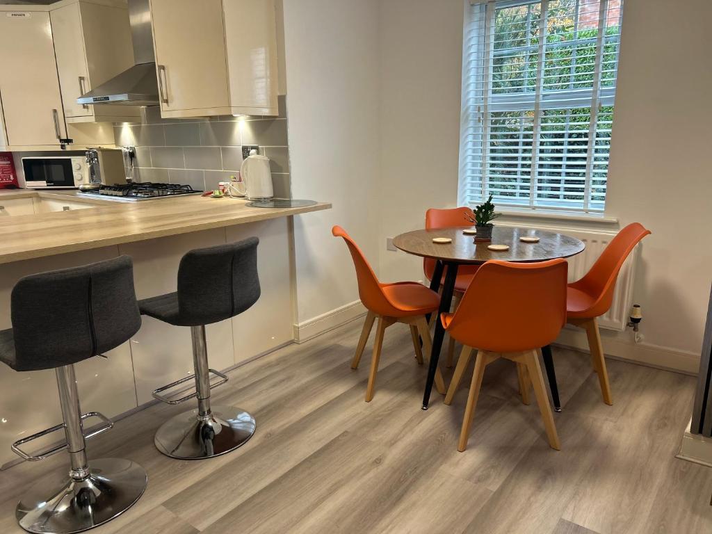 Kuchyň nebo kuchyňský kout v ubytování Littleton Manor Apartment near Southport free Parking Netflix Sky Ultimate