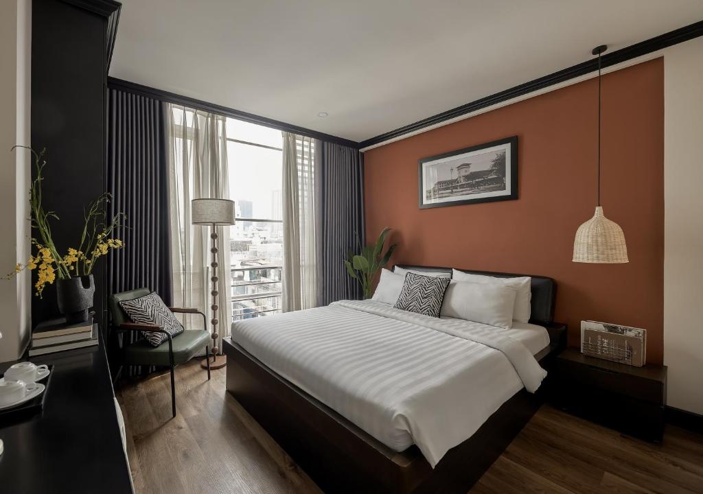 ein Schlafzimmer mit großem Bett und Fenster in der Unterkunft The One Premium Hotel Spa in Ho-Chi-Minh-Stadt