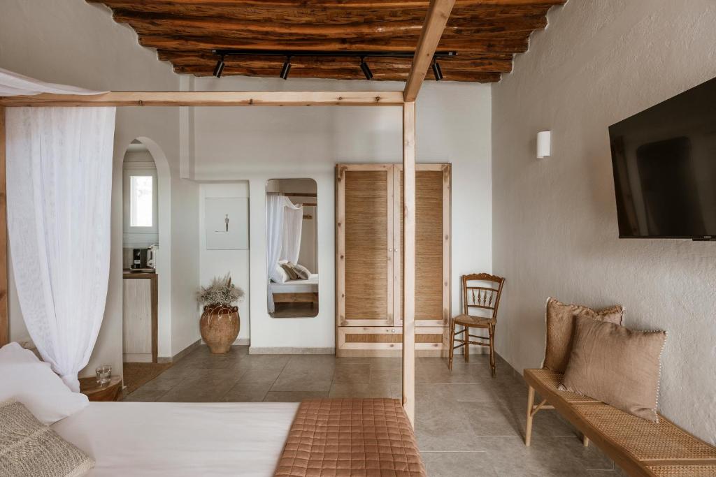 Ένα ή περισσότερα κρεβάτια σε δωμάτιο στο Kisari Kimolos Cozy Studio