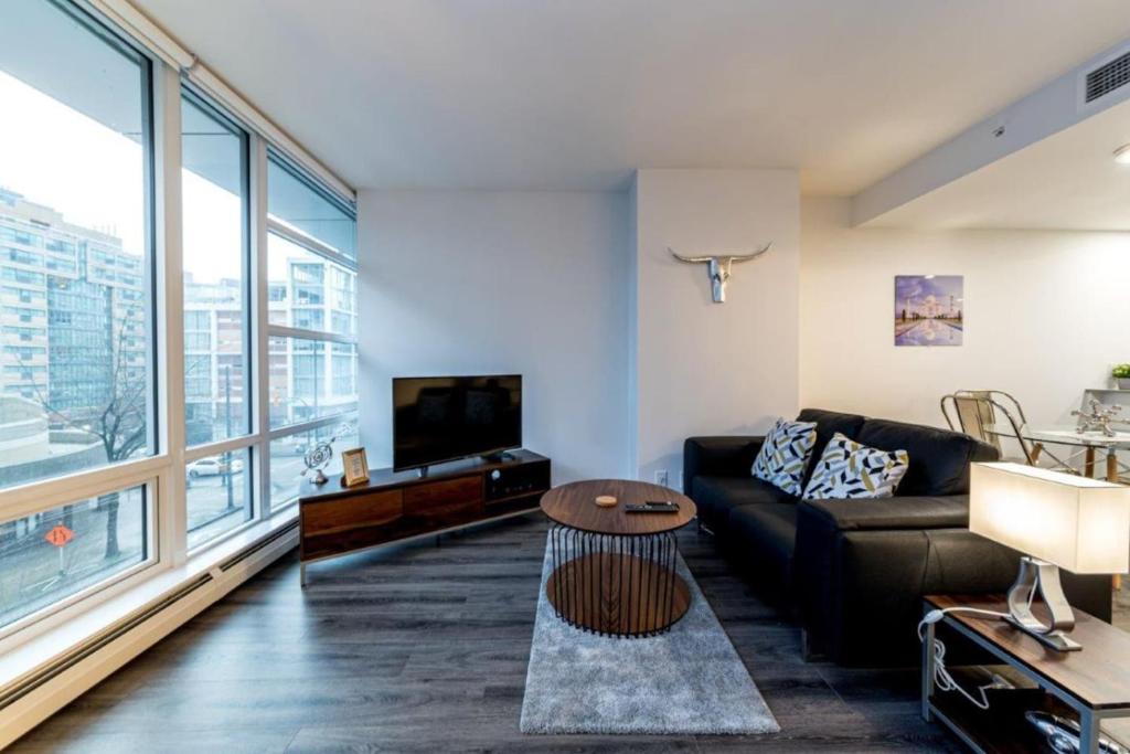 ein Wohnzimmer mit Sofa und Fernseher in der Unterkunft Corporate Stays Tate 1 Bedroom in Vancouver
