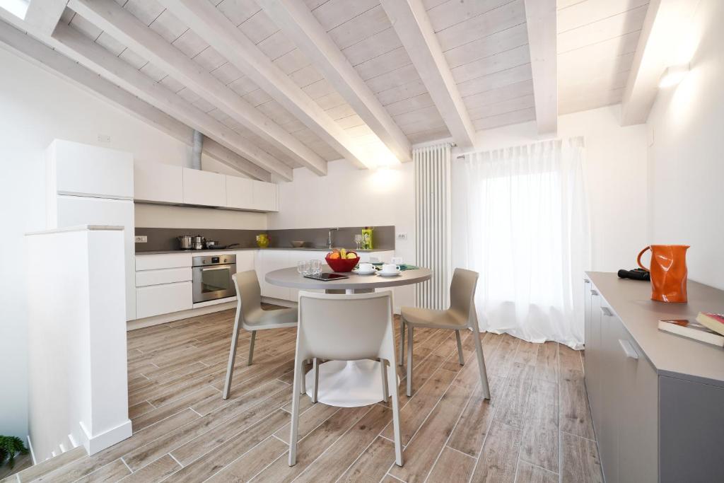 Una cocina con una mesa y sillas en una habitación. en Appartamenti La Torre, en Lazise