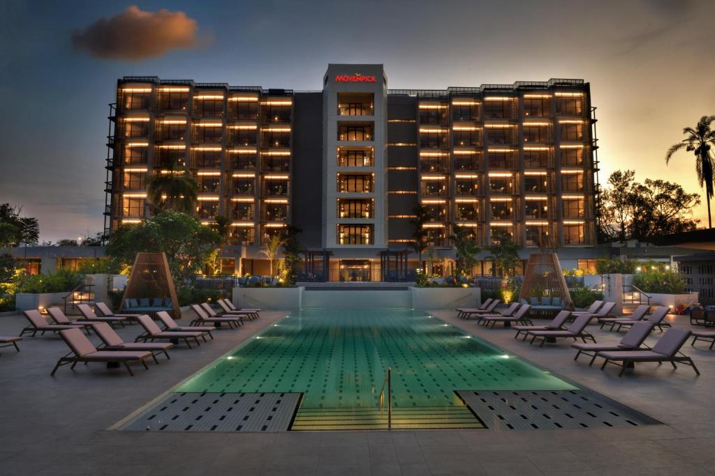 Hồ bơi trong/gần Mövenpick Kigali