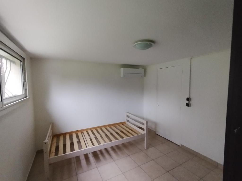 une pièce avec un banc en bois dans le coin dans l'établissement Appartement T4 rez jardin Avec grand space vert, à Livry-Gargan