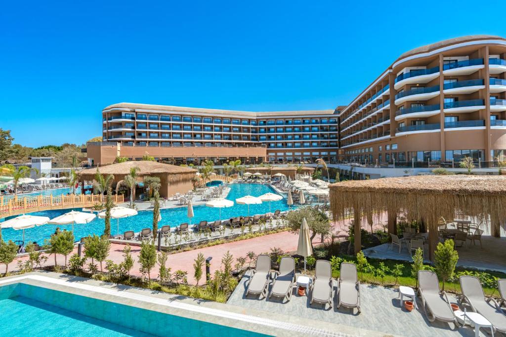 een afbeelding van het zwembad op het resort bij Arsuz Jumanah Hotel in Arsuz