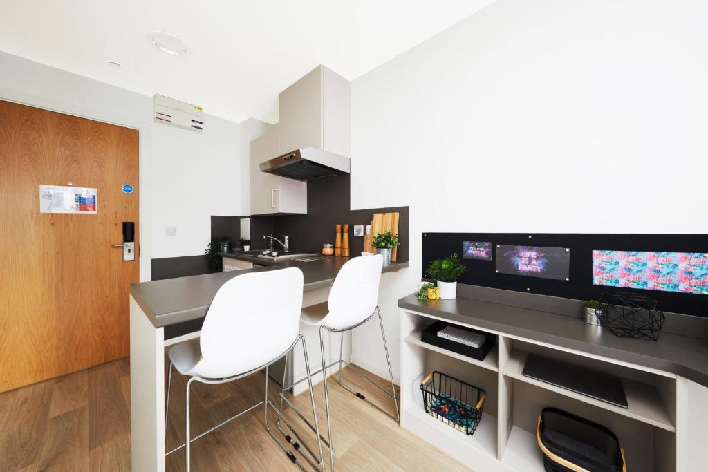 For Students Only Private Bedrooms with Shared Kitchen at Bagot Street in Birmingham - 