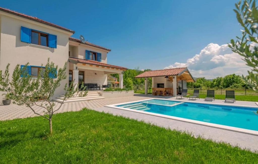 una villa con piscina y una casa en Villa Modriola heated Pool, en Donji Proložac