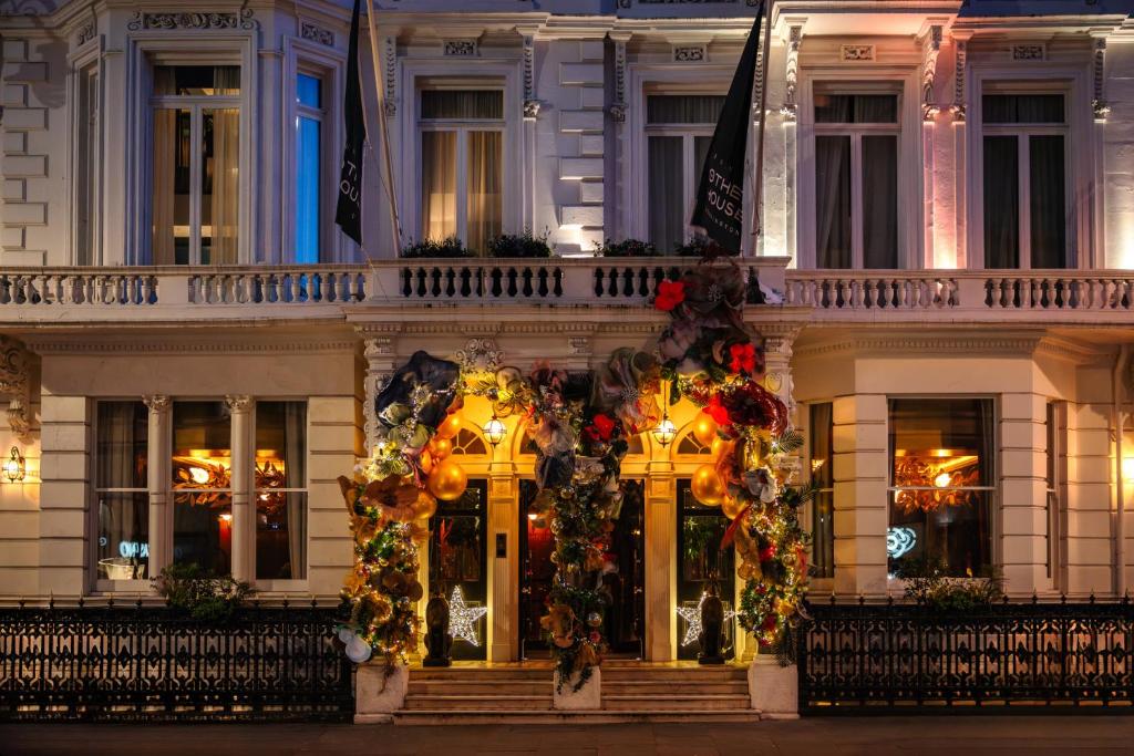 Un edificio con un árbol de Navidad en el frente. en The Other House South Kensington, en Londres