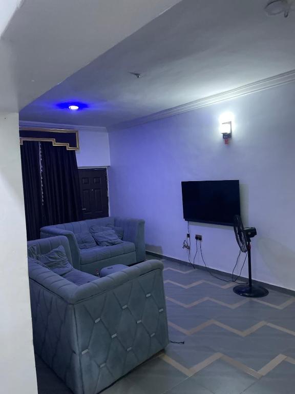 Un televizor și/sau centru de divertisment la Steady Light 2BR Apartment - Independence II