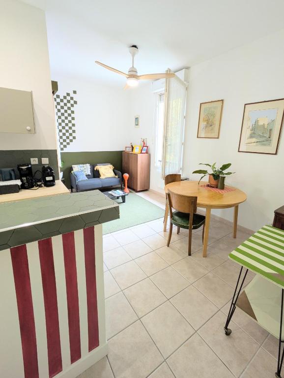 a kitchen and living room with an american flag counter at La parenthèse colorée in Marseille