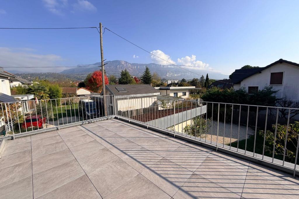 ein Balkon mit Zaun in einem Haus in der Unterkunft Confortable maison familiale à 5 minutes du lac in Saint-Simon