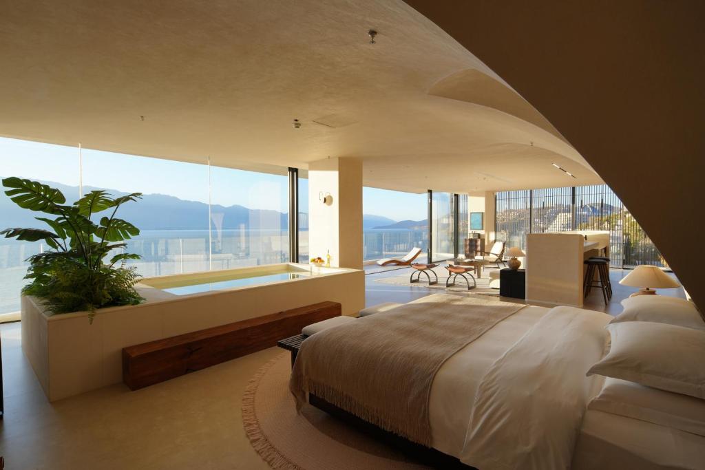 a bedroom with a large bed and a bath tub at 大理风雅颂苍洱眼酒店-FYS Hotel in Dali