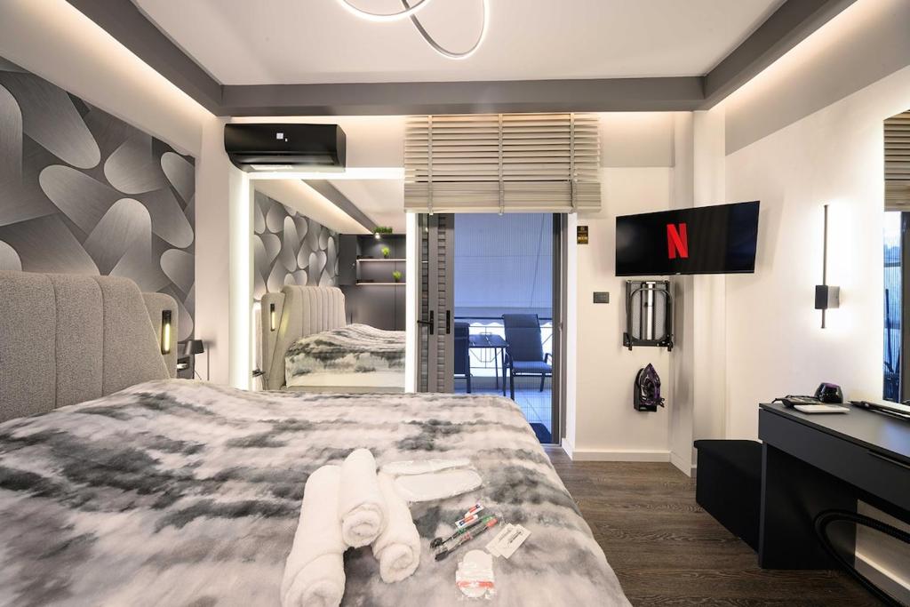 une chambre d'hôtel avec un lit et un bureau dans l'établissement Lussuoso Casa 2, à Patras