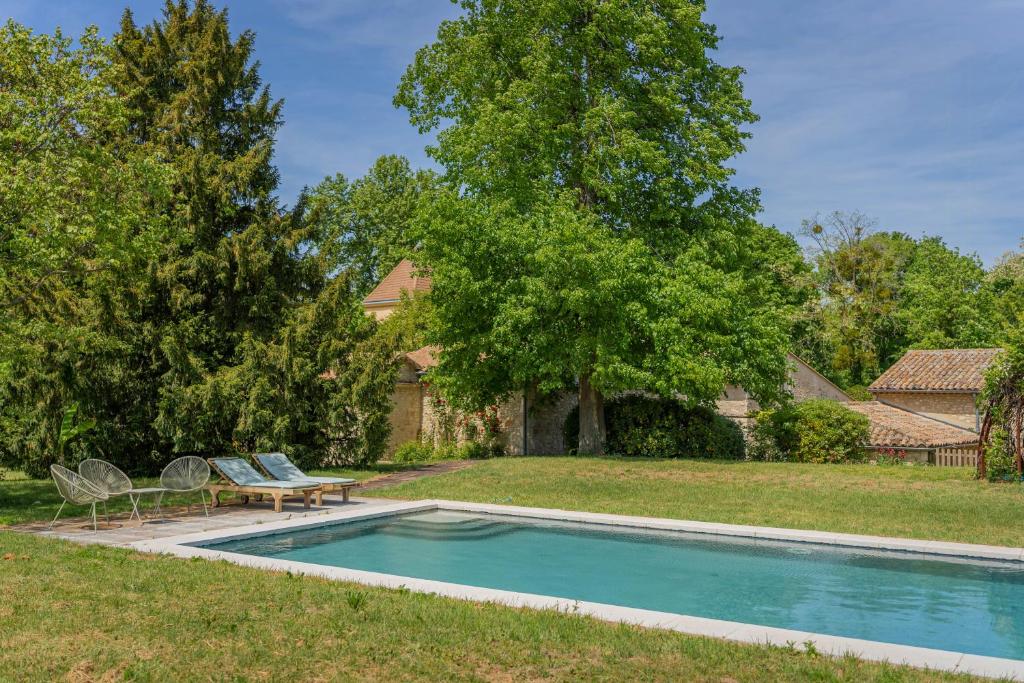 Swimmingpoolen hos eller tæt på Provençal Farmhouse With Shared Pool In The Drôme