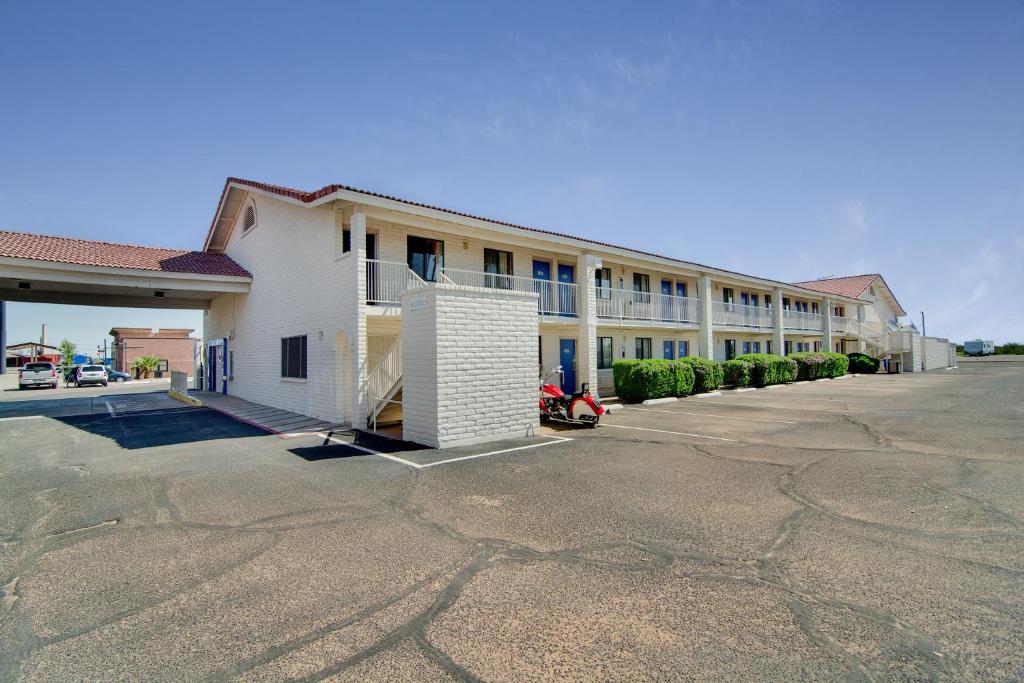 a building with a parking lot in front of it at Motel 6-Eloy, AZ - Casa Grande in Eloy