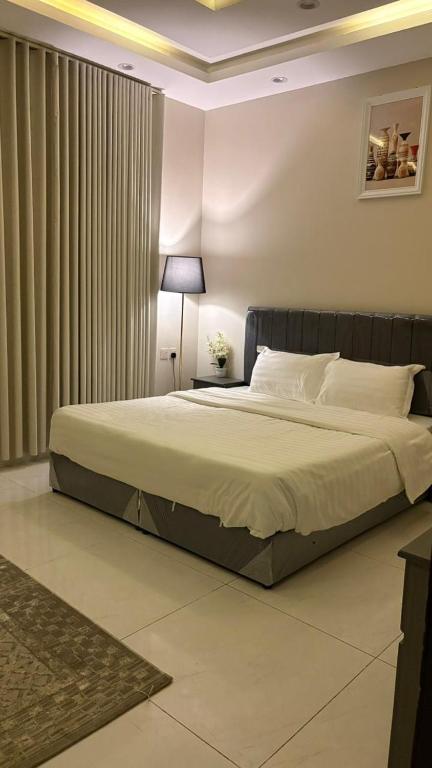 a bedroom with a large bed in a room at شقة غرفة نوم وصالة in Jazan