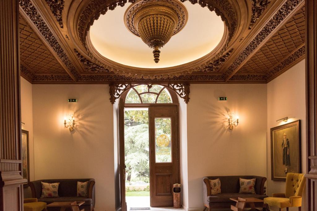 Pokój z sufitem z żyrandolem w obiekcie Hotel Argjiro w Gjirokastrze