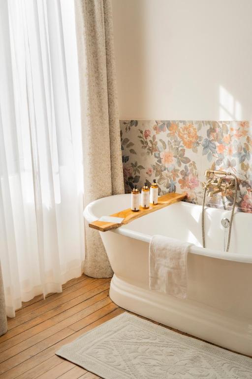 a white bath tub in a bathroom with a window at U Fiordalisu in Bastelica