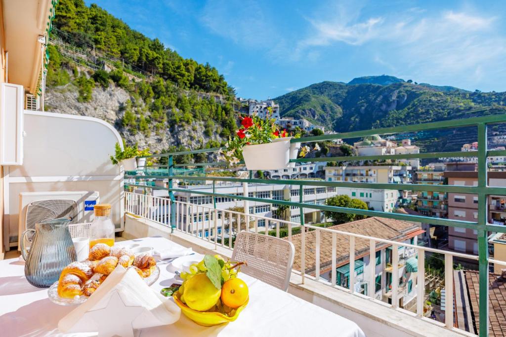 Una mesa en un balcón con vista a una ciudad. en Santa Tecla Flats, en Maiori