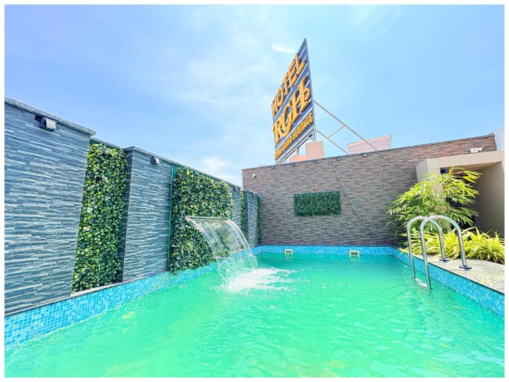 Bazén v ubytování Hotel The Royal Grand Luxuary Heritage Near Jagannath Temple #Sea Beach # Restaurant - Lift And Parking Facilities - Fully Air Condition All Luxury Luxuary Rooms With Attached-Balcony - Best Luxuary Hotel In Puri nebo v jeho okolí