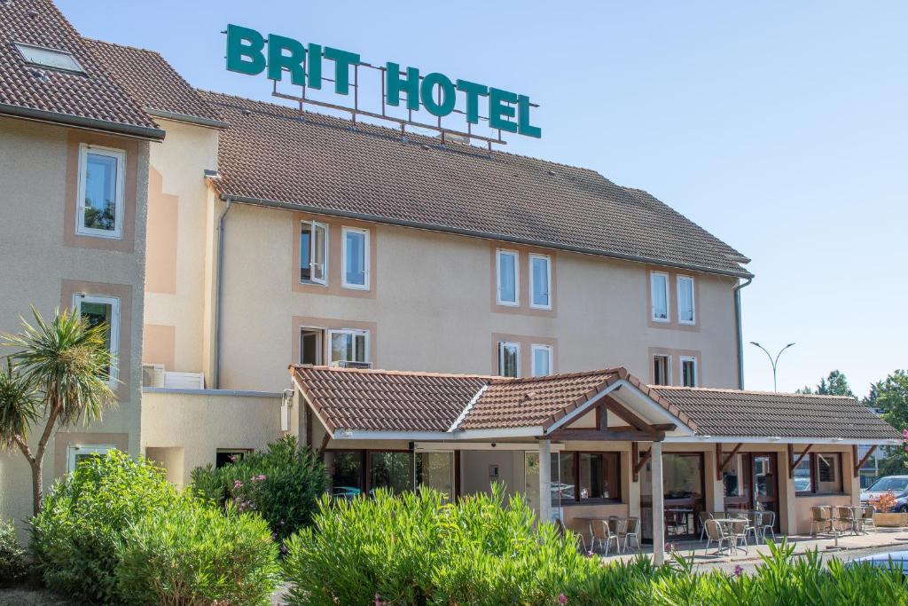 een hotel met een bordje erop bij Brit Hotel Agen - L'Aquitaine in Le Passage