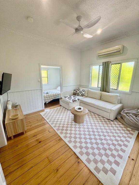 ein Wohnzimmer mit einer Couch und einem Teppich in der Unterkunft 2 Bedroom Beauty, The Range in The Range