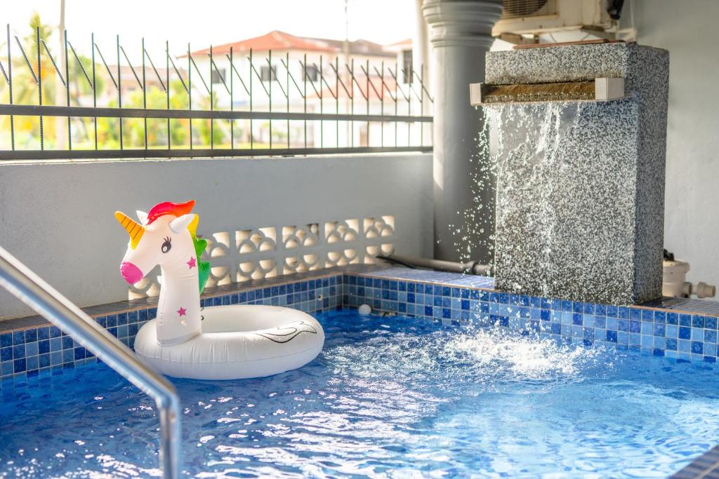 Koupelna v ubytování PD Corner Lot 5R3BR 16pax Pool Homestay 5min to Beach