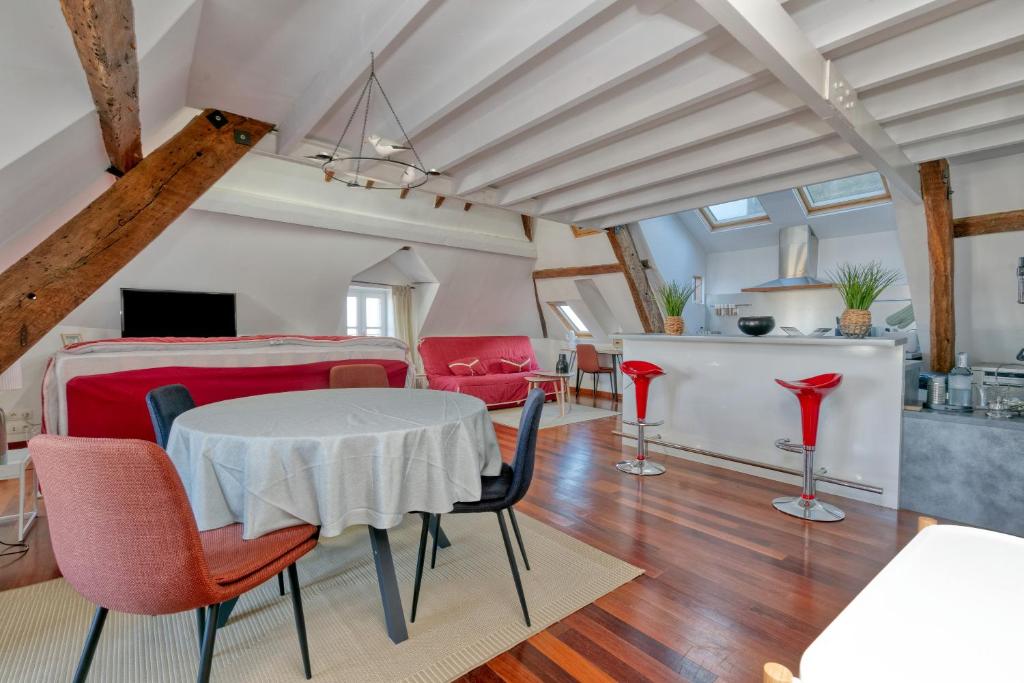 a kitchen and living room with a table and chairs at Appartement Aiguillon in Le Croisic