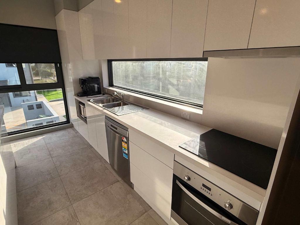 Η κουζίνα ή μικρή κουζίνα στο Quite and large 2 bedroom - Sleeps 6 - 2 bathrooms