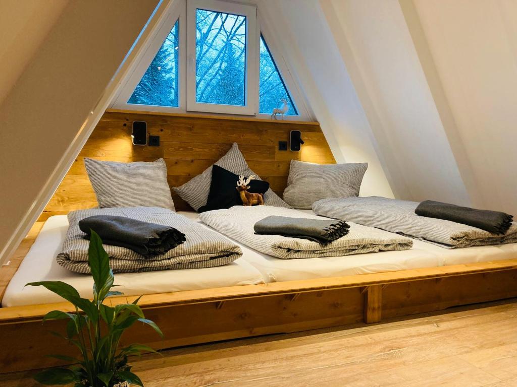 1 cama grande con almohadas en el ático en Nurdachhaus Sauerland, en Oberhundem