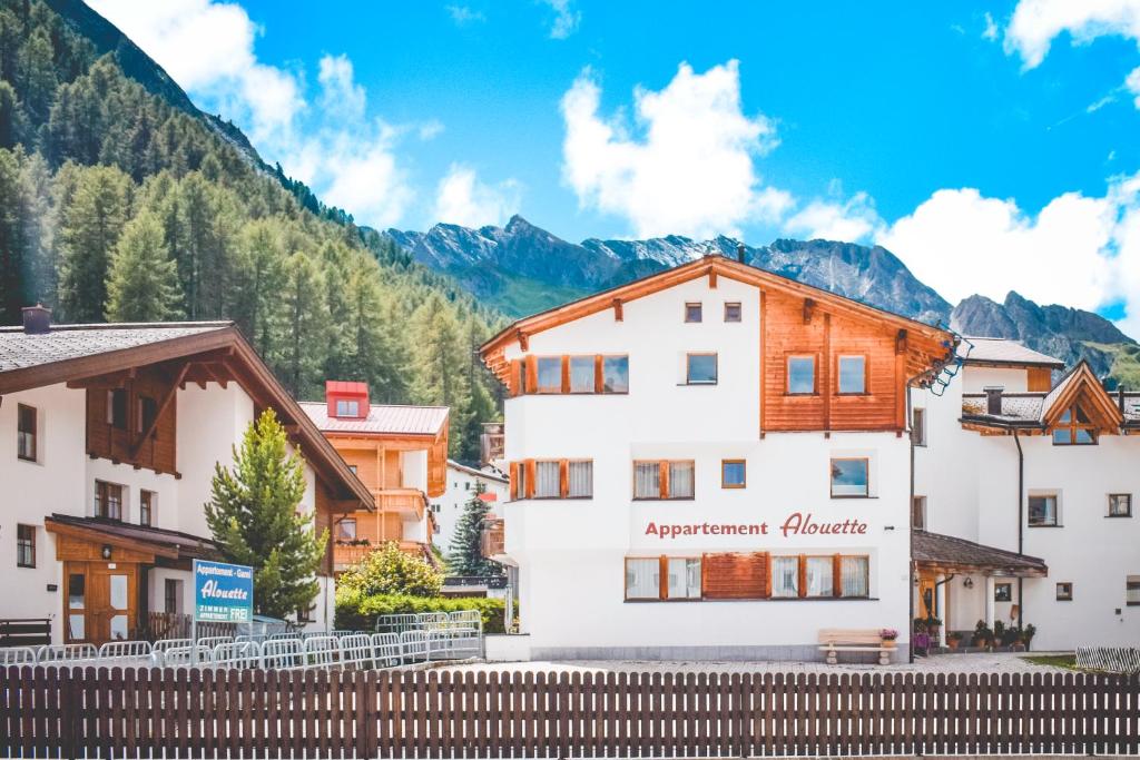 vistas a un edificio de apartamentos en las montañas en Apartment Alouette, en Samnaun