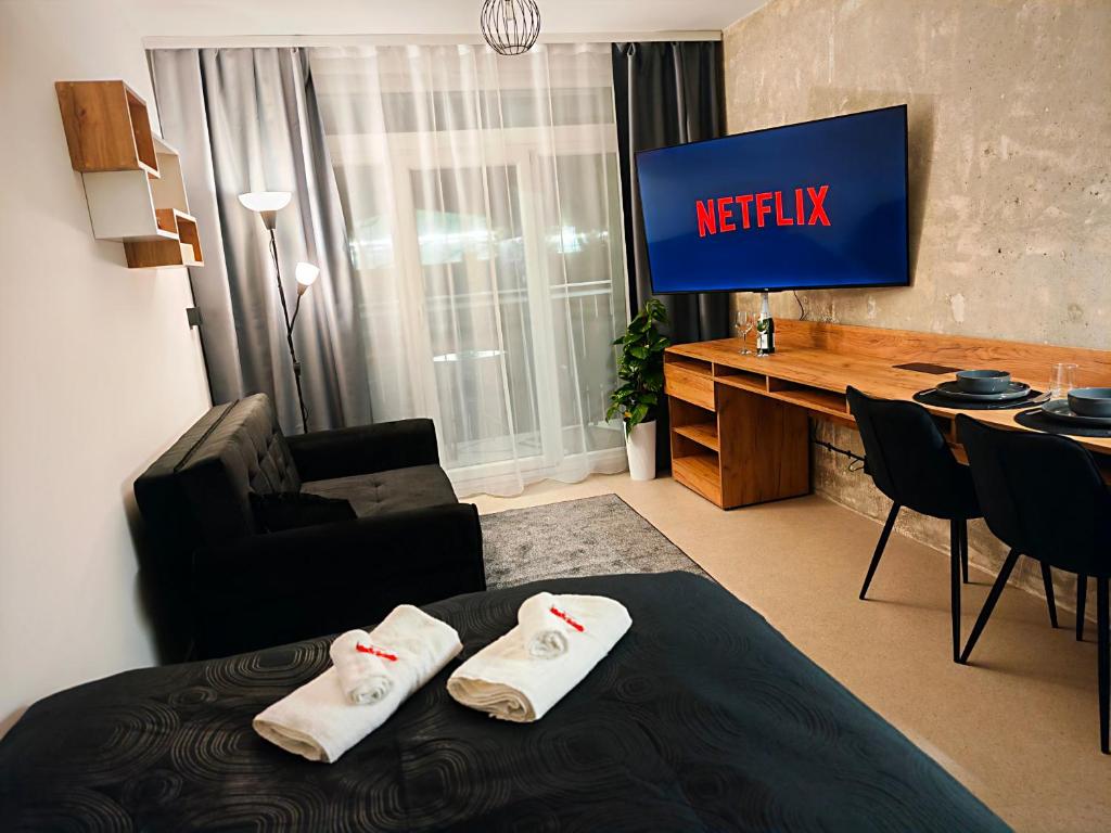 TV a/nebo společenská místnost v ubytování Axiom Suites - Zenith II - Netflix, HBO, Champagne