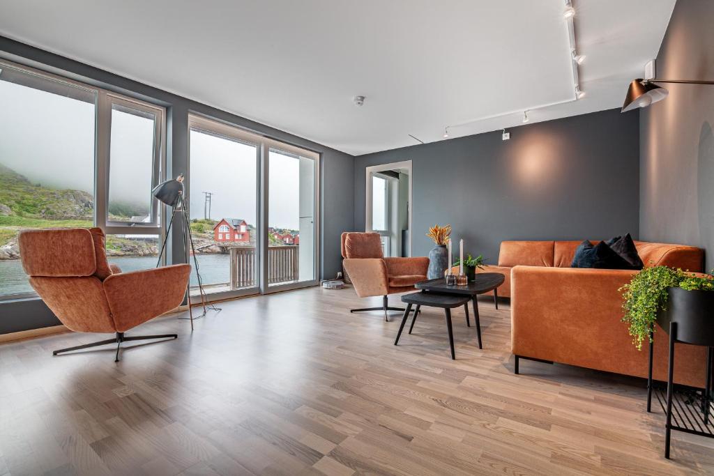 バルスタにあるSeaside apartment in Ballstadのリビングルーム(オレンジ色の家具、大きな窓付)