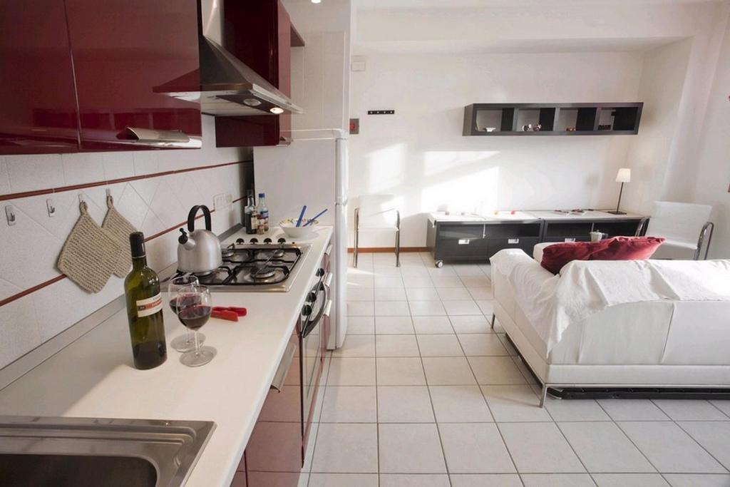 een keuken en een woonkamer met een bank en een tafel bij Locappart Giudecca in Venetië