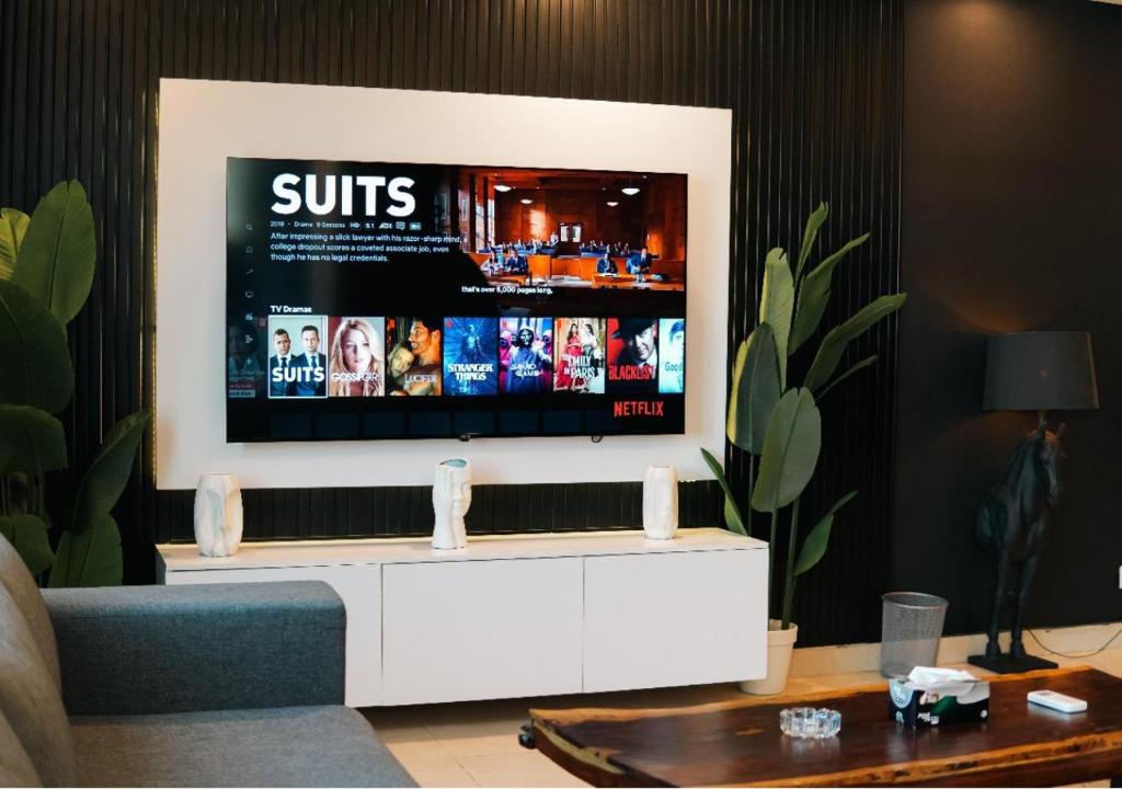 Μια τηλεόραση ή/και κέντρο ψυχαγωγίας στο GoldCrest Mall Luxury Apartments with Balcony In DHA Lahore