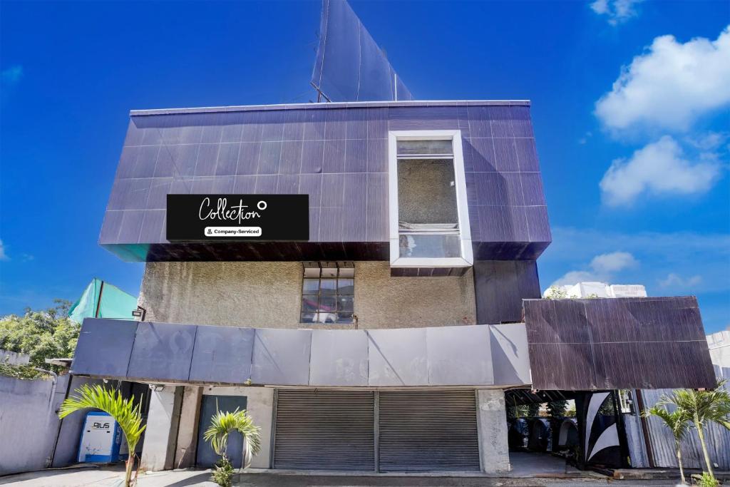 een gebouw met een bord aan de zijkant bij Super Collection O Paithan Gate Formerly Rajlaxmi Executive in Aurangabad