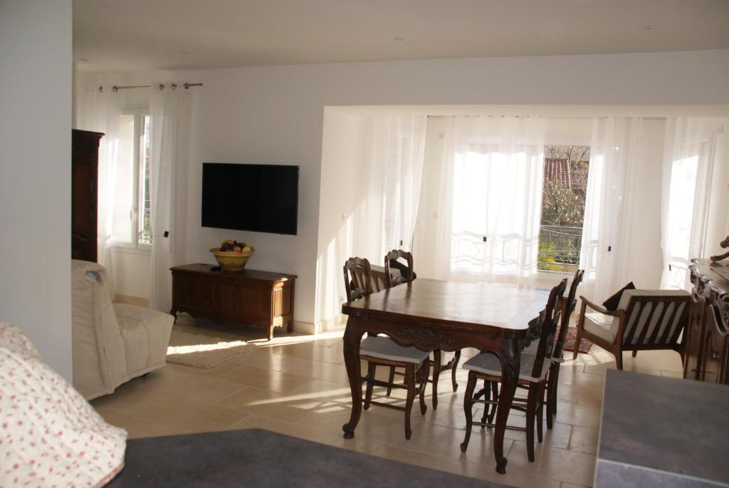 Μια τηλεόραση ή/και κέντρο ψυχαγωγίας στο Luxueux appartement près du port