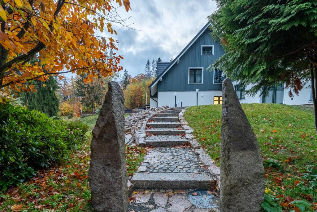 un chemin en pierre devant une maison dans l'établissement Willa Bukowy Las - Everslow, à Szklarska Poręba