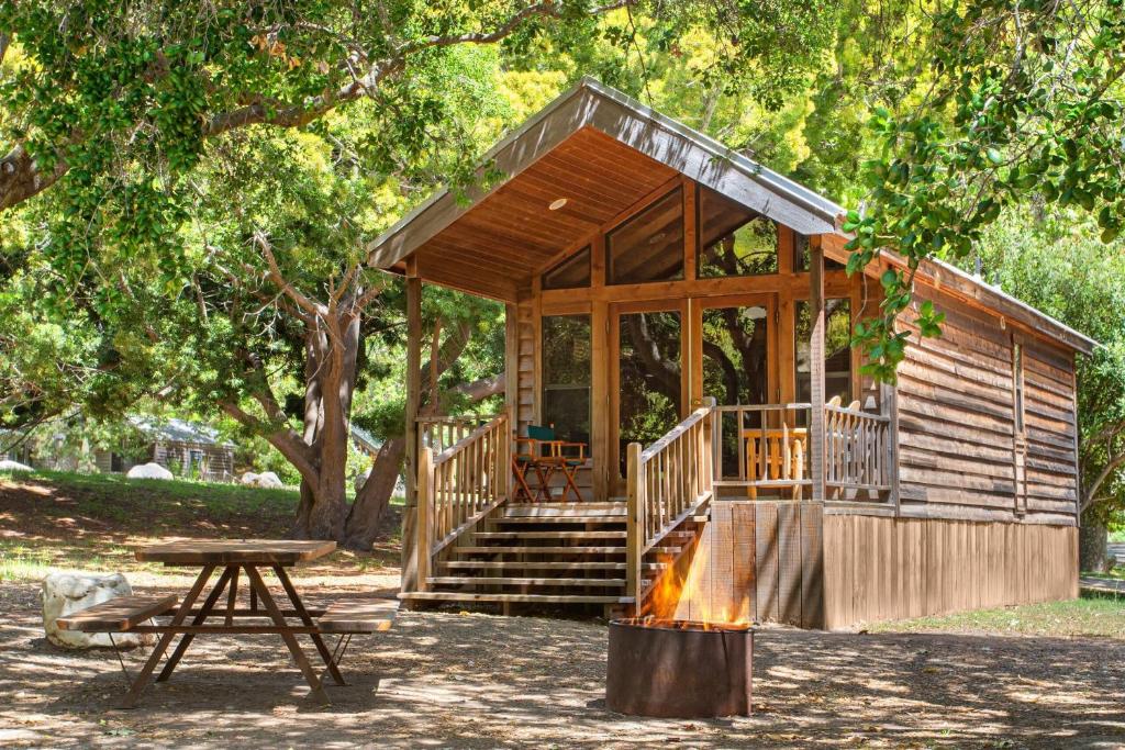 Cabaña pequeña con mesa de picnic en un parque en El Capitan Canyon, en Capitan