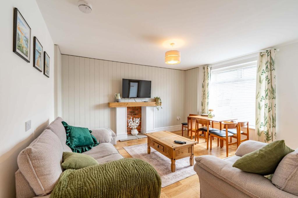 un soggiorno con due divani e un tavolo di Coastal Corner a Woolacombe