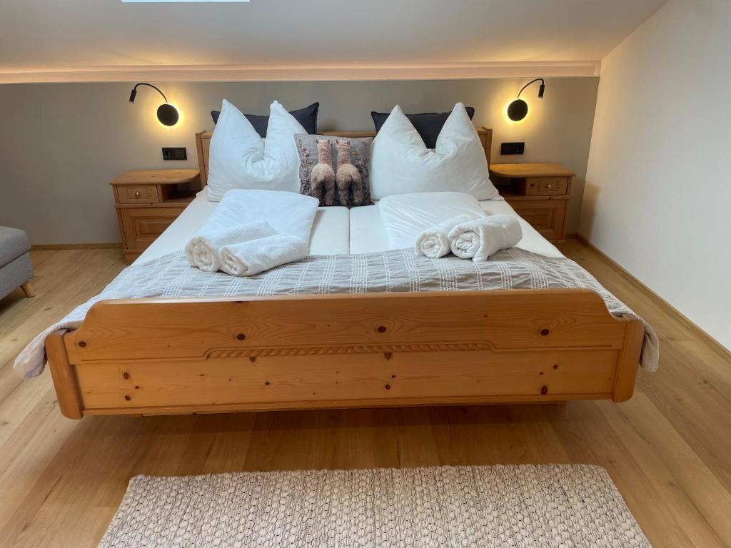Mils bei HallにあるQuartier 27のベッドルーム(白い枕の大きな木製ベッド付)