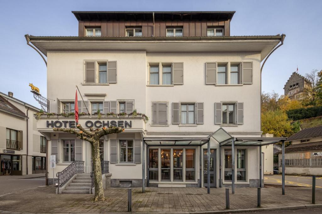 ウスターにあるHotel Ochsenのホテルクイーンの看板が目の前に見える建物