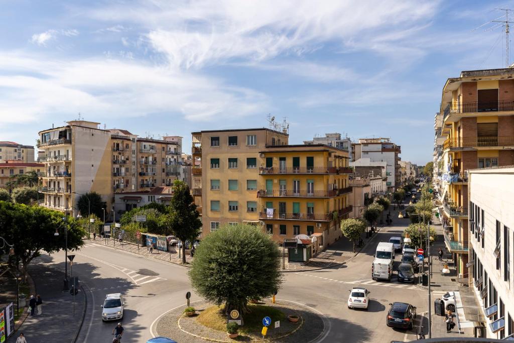 een straat met auto's op de weg bij Domus Angelina Pompei in Pompei