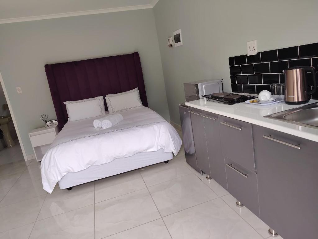 Postel nebo postele na pokoji v ubytování Khaya Guest house