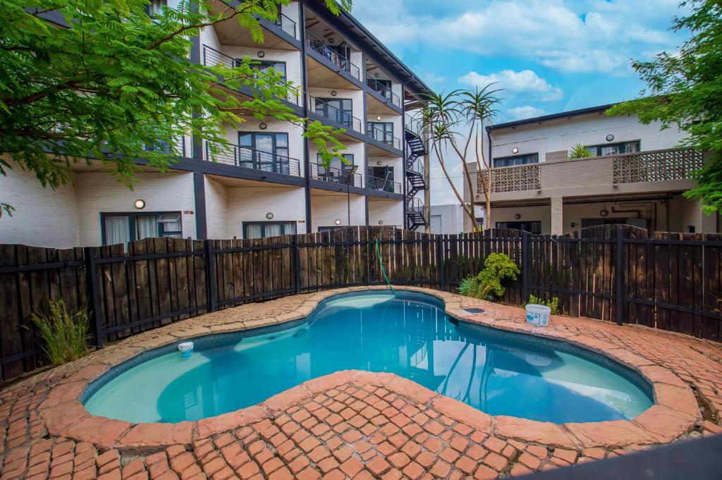 een zwembad voor een gebouw bij Maboneng Black Diamond Oasis on Craftmanship Hotel with Wi-fi and Parking in Johannesburg