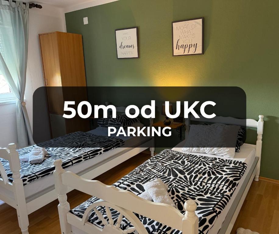 een slaapkamer met een bed en een bordje met de tekst 'son od ike parking' bij Sobe kod bolnice Paprikovac in Banja Luka