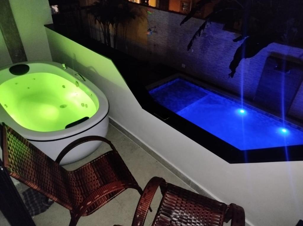 Bazén v ubytování Loft Lindo e completo próximo à praia nebo v jeho okolí